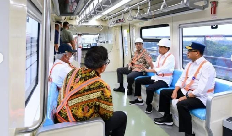 Presiden Joko Widodo Kereta Lrt Harjamukti Nyaman Dan Cepat