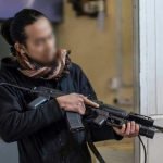 Polisi Telusuri Pria Klimis Tenteng Senjata yang Diduga Gabung ISIS