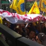 Bum!!! Pagarpun Tumbang, Gerbang DPRD Sumut Didobrak Mahasiswa Penolak UU MD3