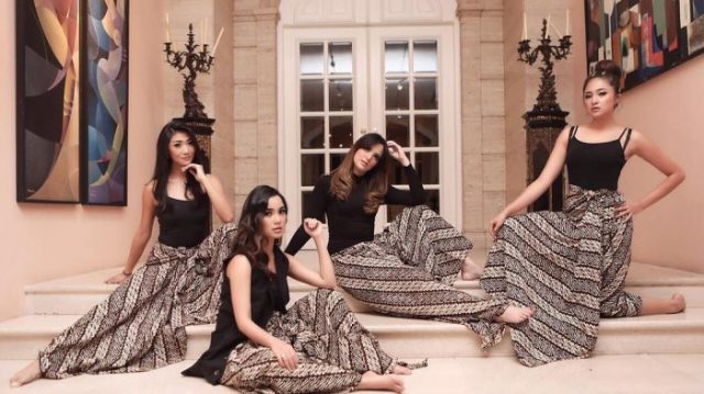 Yuk Intip Gaya Nia Ramadhani dan Girl Squad Sambut Asian Games 2018