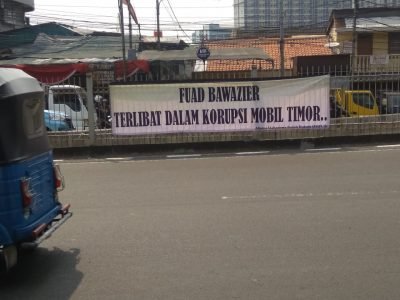 Baliho Usut Kekayaan Fuad Bawazier Ramai Bertebaran di Jalan-Jalan Jakarta