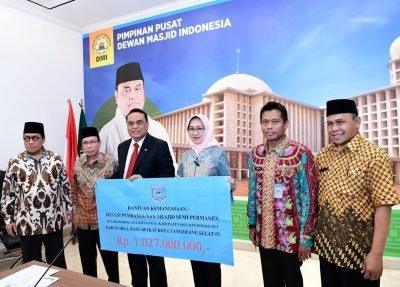 Masyarakat Kota Tangsel Serahkan Dana 1 Miliar Untuk Pembangunan Masjid Semi Permanen Untuk Warga Sulteng