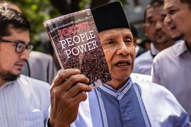Istri Penulis Buku ‘Jokowi People Power’ Layangkan Surat Terbuka ke Amien Rais
