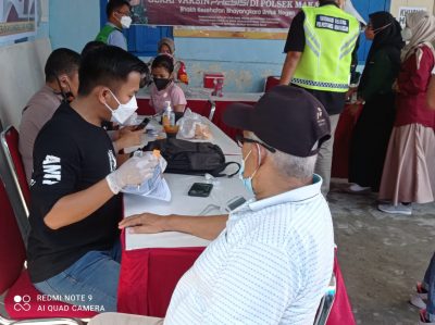Bagi-Bagi Sembako Polri Sesalkan Info Sesat soal Pandemi di Tengah Warga Makassar