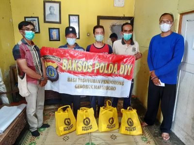 Dua Bulan Menganggur, Paguyuban Pendorong Gerobak Malioboro Terima Bantuan Sembako dari Polda DIY