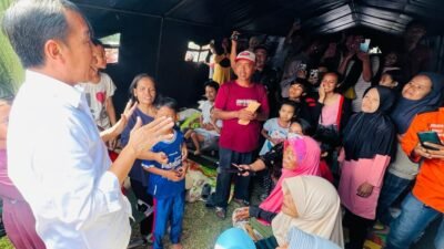 Kunjungi Tenda Pengungsi, Jokwi Bagi-Bagi Ayam Kepada Anak-Anak