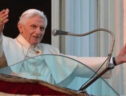 Siapa Paus Emeritus Benediktus XVI?