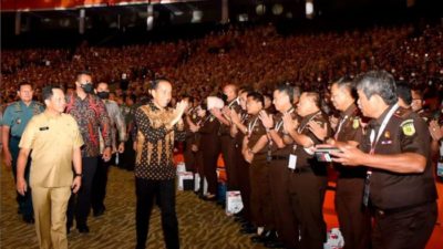 Jokowi Imbau Cek Fakta di Pasar, Jangan Asal Bapak Senang